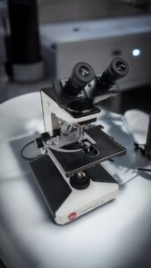 Leitz Laborlux S Microscope with 5 Objectives & Illumination